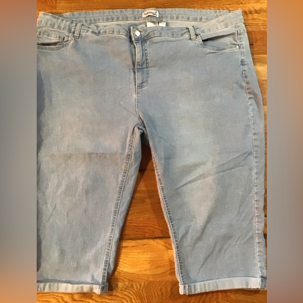Woman’s size 22 collection, L denim stretch, capris R